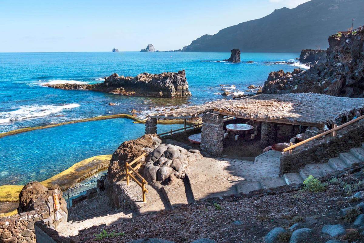 Baño entre rocas volcánicas y paseo junto al mar en familia - galeria2