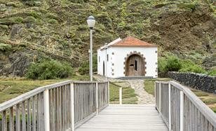 Una ermita y un castillo, pero sin señor